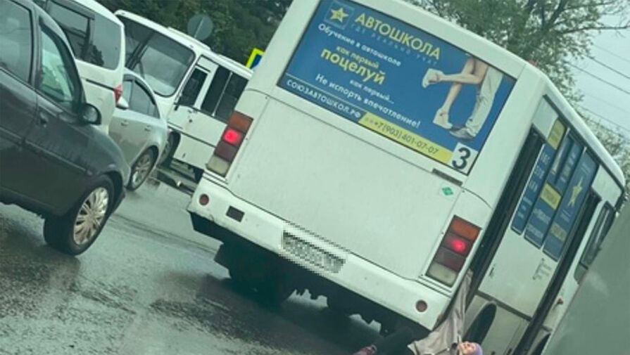 В Ростовской области водитель автобуса протащил по дороге пожилую пассажирку