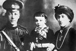 Анна Ахматова и Николай Гумилев с сыном Левой, 1915 год