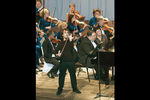 Скрипач Дмитрий Коган, пианист Николай Петров и Тихоокеанский симфонический оркестр во время фестиваля во Владивостоке, 2004 год