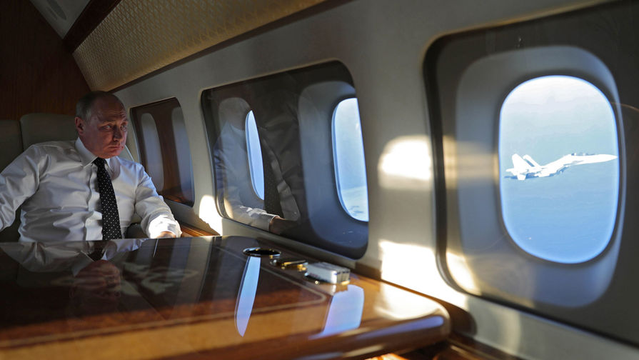 Президент России Владимир Путин во время перелета на российскую авиабазу «Хмеймим», 11 декабря 2017 года