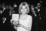 Победительница Евровидения Франс Галль на церемонии награждения в Неаполе, 1965 год