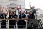 Сборная Италии, победители чемпионата Европы по футболу, во время чемпионского парада в Риме, 12 июля 2021 года