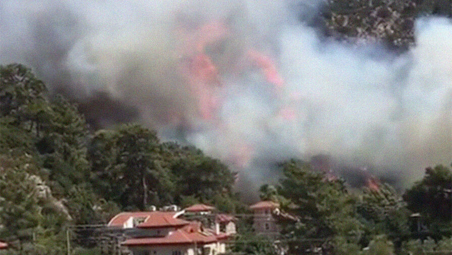 Лесной пожар перешел на территорию отеля в курортном Мармарисе на юго-западе Турции