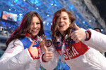 Российские фигуристки Елена Ильиных и Аделина Сотникова на церемонии закрытия XXII зимних Олимпийских игр в Сочи, 2014 год