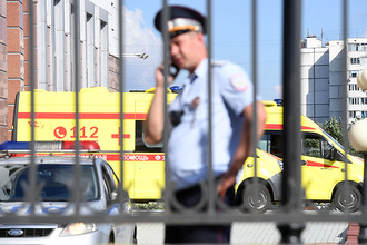 Сотрудник полиции у здания Московского областного суда