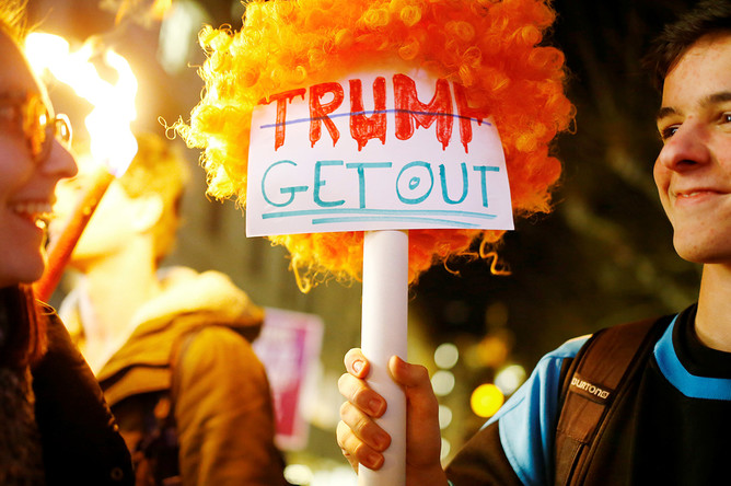Акция протеста против визита президента США Дональда Трампа в Швейцарию в Женеве, 23 января 2018 года
