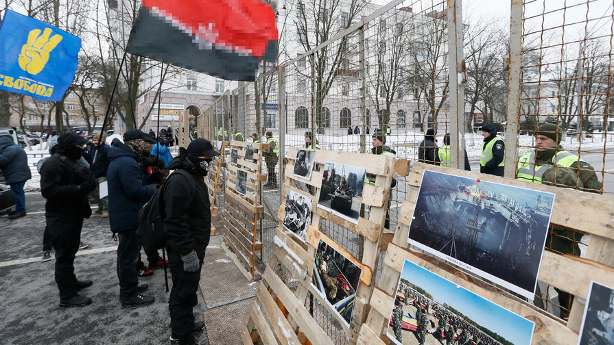 Украинские радикалы у посольства России в Киеве, 18 марта 2018 года