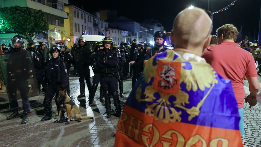 Российский болельщик во время беспорядков в Марселе на Евро-2016