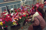 9 февраля 2004 года. Москвичи несут цветы на станцию «Автозаводская» в день траура в память о жертвах теракта в столичном метро