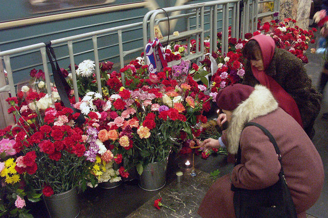 9 февраля 2004 года. Москвичи несут цветы на станцию «Автозаводская» в день траура в память о жертвах теракта в столичном метро