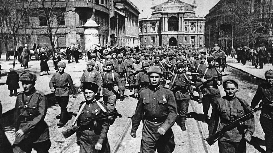 Советская армия во время вступления в освобожденную Одессу, 10 апреля 1944 года