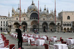 Пустые столики у одного из ресторанов на площади Святого Марка в Венеции, 9 марта 2020 года