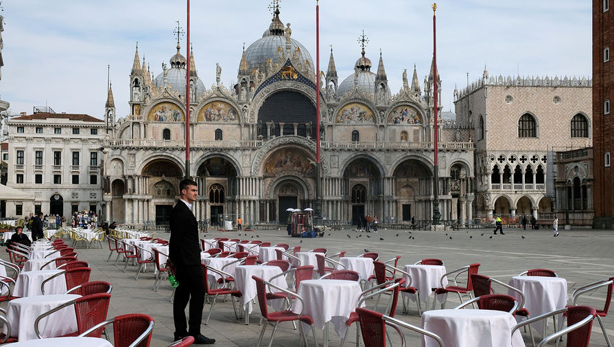 Пустые столики у&nbsp;одного из&nbsp;ресторанов на&nbsp;площади Святого Марка в&nbsp;Венеции, 9 марта 2020 года