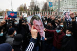 Во время протестов против президента Франции Эммануэля Макрона в Москве, 30 октября 2020 года