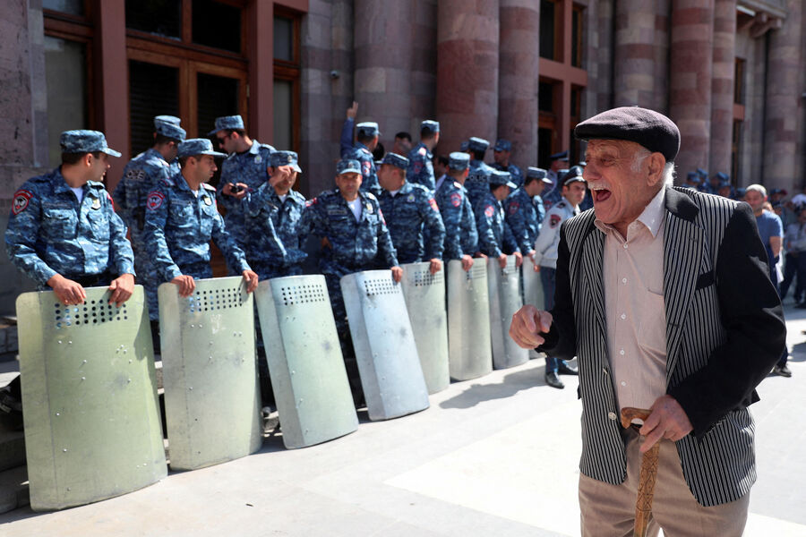 Участник протестной акции и сотрудники полиции у&nbsp;Дома правительства Армении в&nbsp;Ереване, 20&nbsp;сентября 2023&nbsp;года