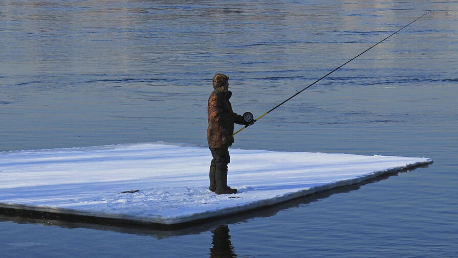 На юге Сахалина с отколовшейся льдины спасли 20 рыбаков 