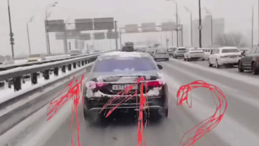 В Москве автохам не давал проехать машине скорой помощи