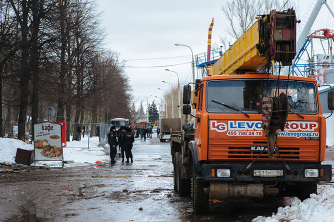 Демонтаж аттракционов на территории ВДНХ