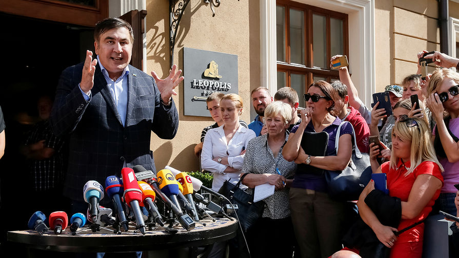 Михаил Саакашвили во время пресс-конференции около отеля во Львове, 12 сентября 2017 года