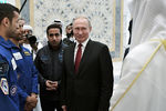 Президент России Владимир Путин во время встречи с астронавтами ОАЭ в президентском дворце «Каср Аль Ватан» («Дворец нации»), 15 октября 2019 года