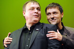 Бизнесмен Андрей Разин и певец Юрий Шатунов (слева направо) на премьере фильма В.Виноградова «Ласковый май» в киноцентре «Каро Фильм Октябрь», 2009 год