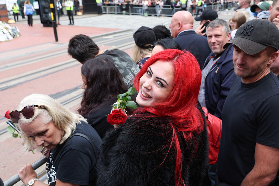 Поклонники британского рок-музыканта Оззи Осборна у&nbsp;моста Black Sabbath перед&nbsp;началом траурной процессии, 30&nbsp;июля 2025&nbsp;года
