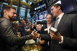 Сооснователь и глава компаний Twitter и Square Джек Дорси принимает поздравления от сооснователя компании Square Джима Маккелви и президента NYSE Тома Фарли после проведения IPO компании Square Inc., 2015 год