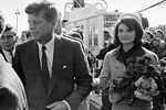 Джон Кеннеди с супругой Жаклин после прибытия в аэропорт Далласа. 22 ноября 1963 года