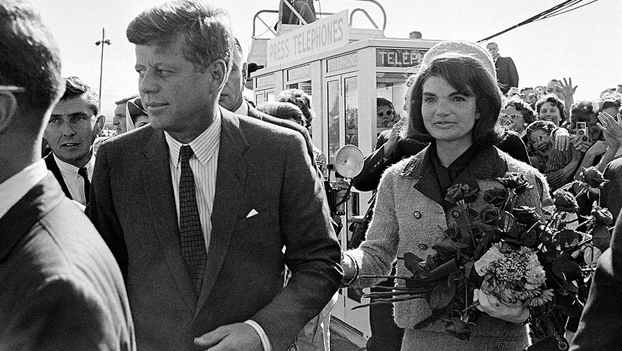 Джон Кеннеди с&nbsp;супругой Жаклин после прибытия в&nbsp;аэропорт Далласа. 22 ноября 1963 года
