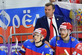 Главный тренер сборной России по хоккею Олег Знарок на матче против Даниии, которую его подопечные победили за 70 секунд