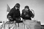 Начальник станции «Северный полюс» Иван Папанин (справа) и Петр Ширшов гидробиолог и океанограф упаковывают кухонную утварь во время эвакуации станции «СП-1», 1938 год