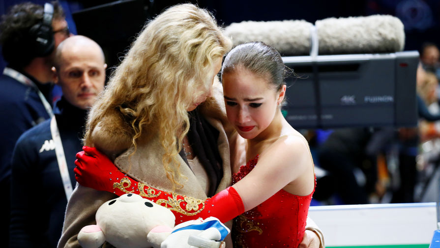 Алина Загитова и ее тренер Этери Тутберидзе после неудачной произвольной программы на чемпионате мира