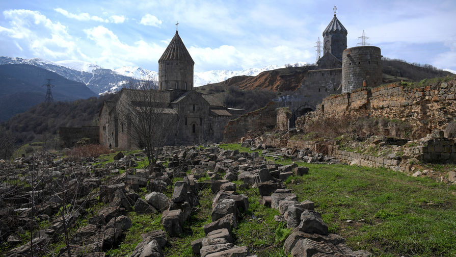 Фрагменты исторической постройки на территории Татевского монастыря в Сюникской области Армении