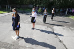Школьники перед началом сдачи ЕГЭ по информатике в школе №2 в Иваново, 3 июля 2020 года