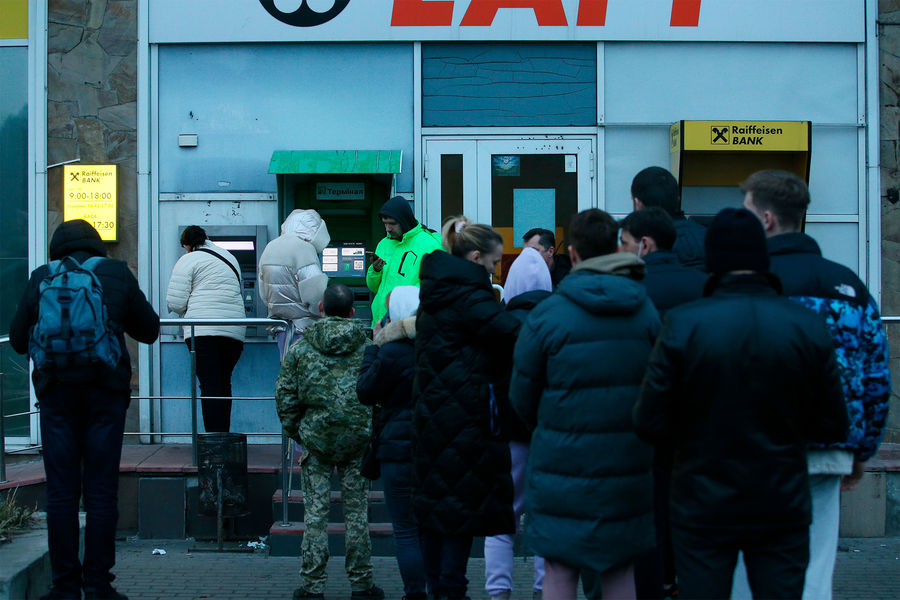 Люди стоят в&nbsp;очереди для&nbsp;того чтобы снять денежные средства в&nbsp;банкомате на&nbsp;одной из&nbsp;улиц в&nbsp;Киеве, 24&nbsp;февраля 2022&nbsp;года