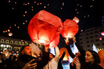 Греция. Люди запускают небесные фонарики в рождественский сочельник Афинах
