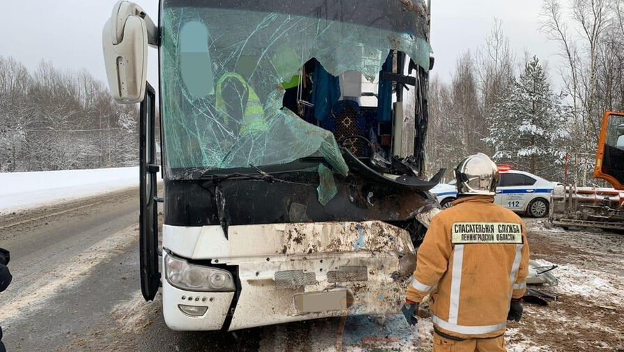 Переполненный автобус протаранил снегоуборочную машину