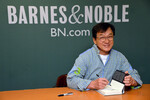 Джеки Чан на презентации своей книги «Никогда не взрослей» в Нью-Йорке, 2019 год