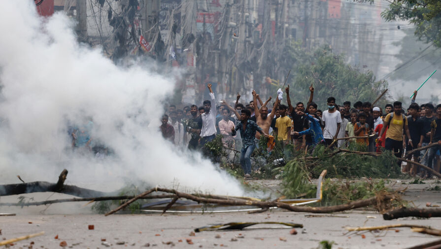 Митингующие подожгли мемориальный музей первого президента Бангладеш