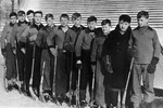 Всеволод Бобров (третий справа) и его брат Владимир (первый справа)— победители первенства Ленинграда по хоккею с мячом. 1935 год