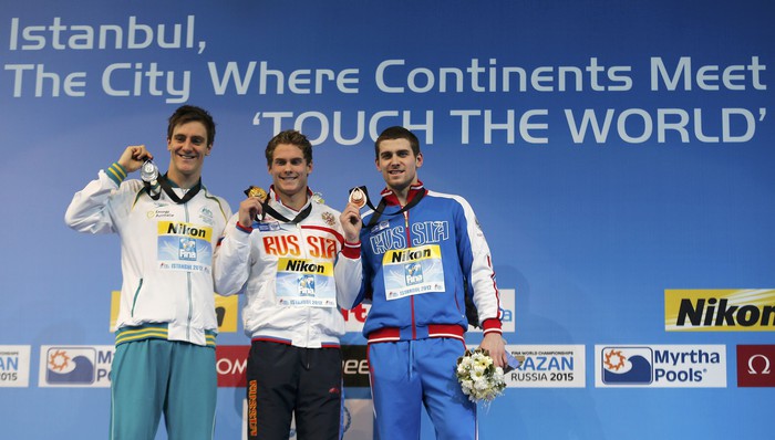 Морозов (в середине) и Евгений Лагунов (справа) после церемонии награждения призеров на&nbsp;100-метровке
