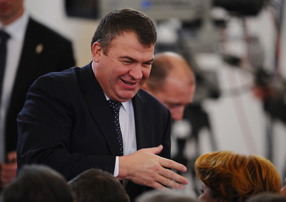 Анатолий Сердюков перед началом послания президента России Дмитрия Медведева Федеральному Собранию РФ в Георгиевском зале Кремля (2011 г.)