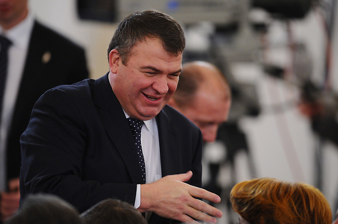 Анатолий Сердюков перед началом послания президента России Дмитрия Медведева Федеральному Собранию РФ в Георгиевском зале Кремля (2011 г.)