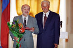 Борис Ельцин и Леонид Броневой, награжденный орденом «За заслуги перед Отечеством». 1997 год 