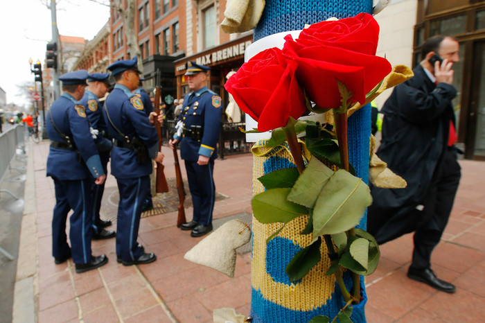 Розы на&nbsp;фонарном столбе рядом с&nbsp;местом второго взрыва на&nbsp;Бостонском марафоне