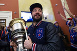 Капитан СКА Илья Ковальчук держит в руках Кубок Гагарина в терминале Пулково-2 в Санкт-Петербурге