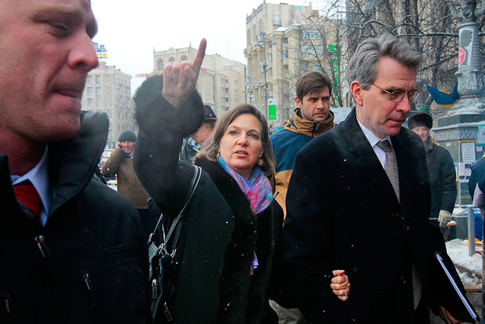 Виктория Нуланд и посол США в Украине Джеффри Пайатт во время посещения площади Независимости в Киеве, декабрь 2013 года