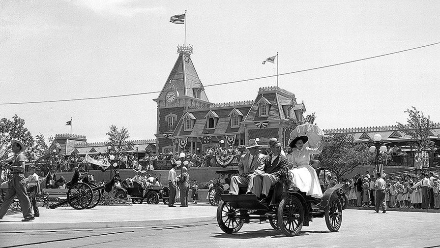 Губернатор Калифонии Гудвин Дж. Найт с&nbsp;супругой и Уолт Дисней (справа) объезжают на&nbsp;ретроавтомобиле 160&nbsp;акров &laquo;Диснейленда&raquo; во время торжественного открытия 17&nbsp;июля 1955&nbsp;года