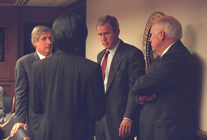 Президент США Джордж Буш, вице-президент Дик Чейни, советник по&nbsp;вопросам национальной безопасности Кондолиза Райс на&nbsp;совещании в&nbsp;Белом доме после теракта 11&nbsp;сентября 2001&nbsp;года