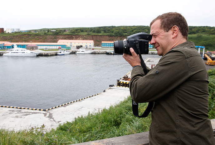 Премьер-министр России Дмитрий Медведев во время посещения острова Итуруп на&nbsp;Курилах
